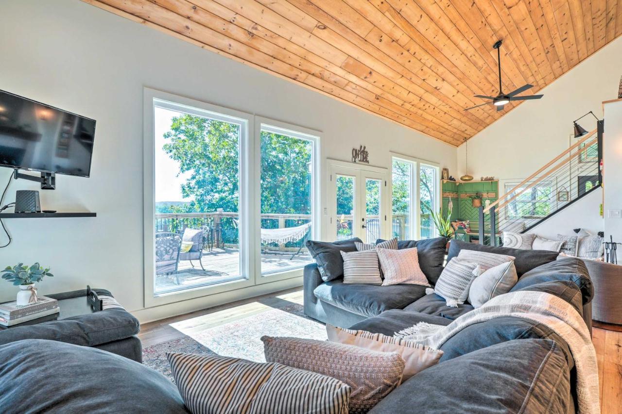 Colorful Golden Getaway With Panoramic Views! Villa Luaran gambar